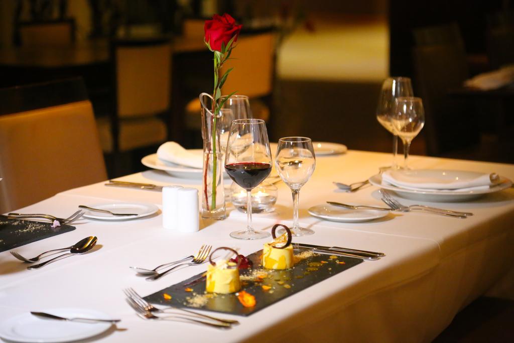 Mds Hotel Calama Eksteriør billede A restaurant table set for fine dining
