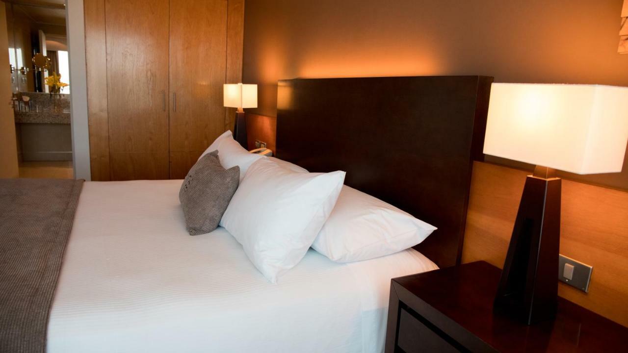 Mds Hotel Calama Eksteriør billede A bed with pillows