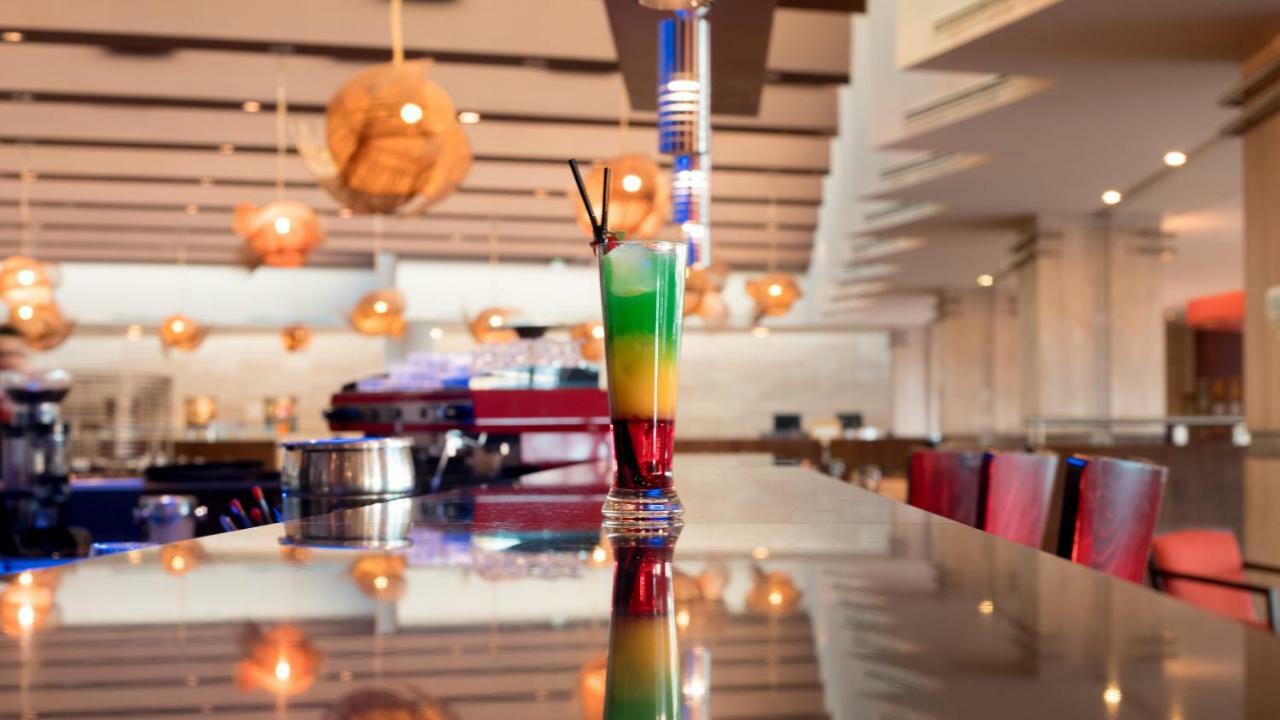 Mds Hotel Calama Eksteriør billede A layered cocktail