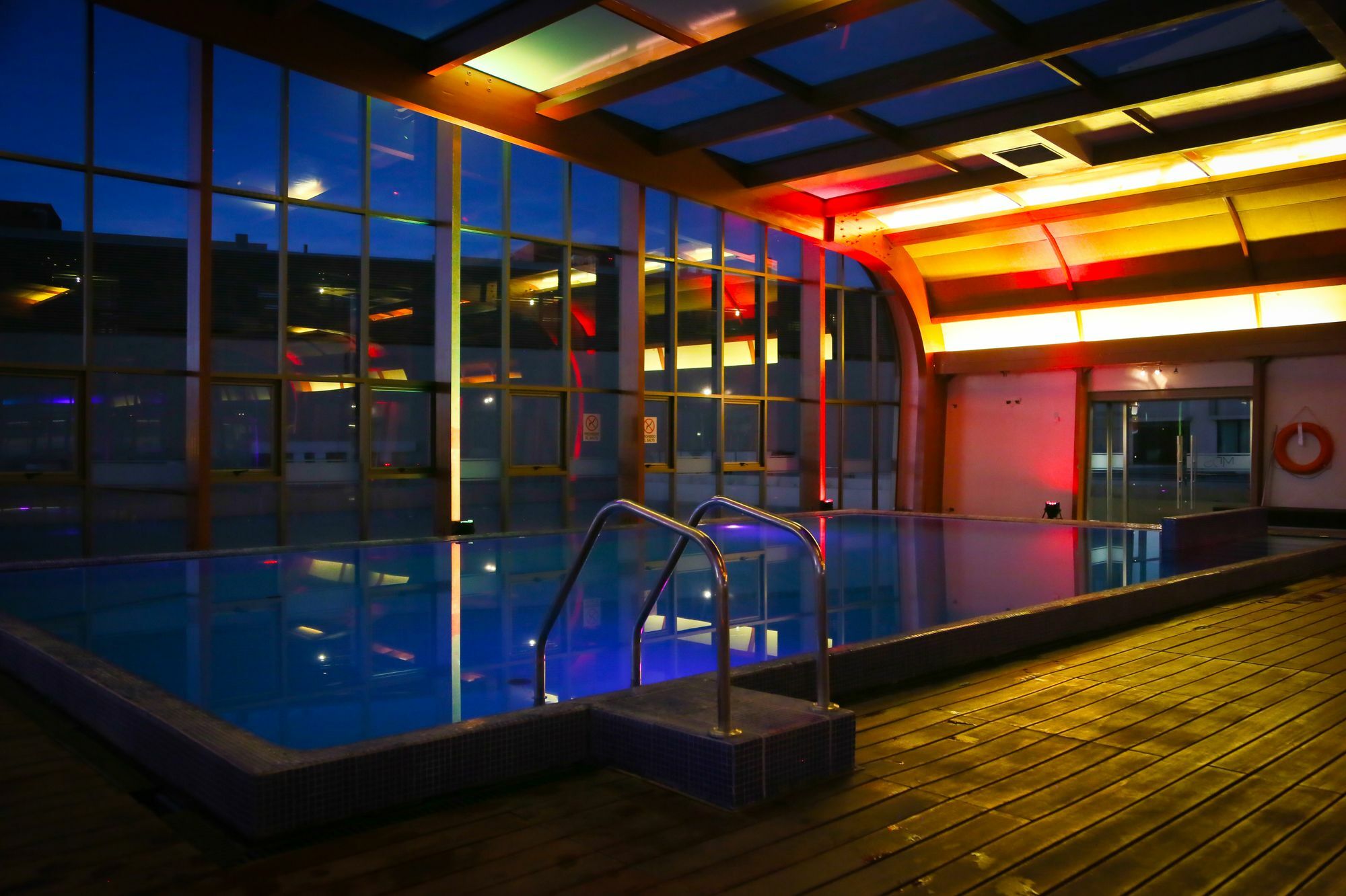 Mds Hotel Calama Eksteriør billede The pool at the top of the hotel